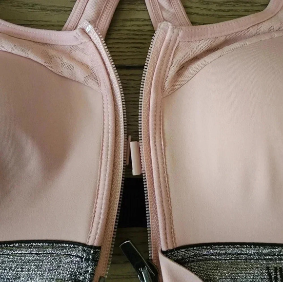 VS Incredible Lightweight max sports bra size 32B Pink - Picture 5 of 6
